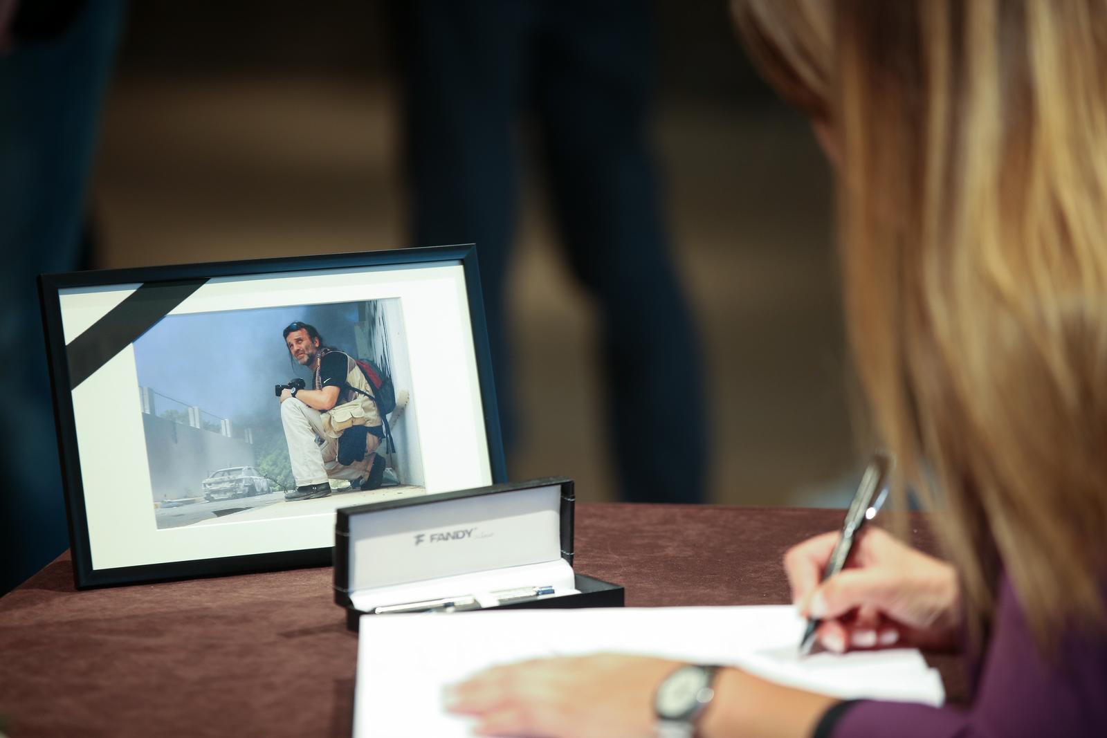 Zagreb: U Lisinskom je održana komemoracija za fotoreportera Srđana Vrančića Vrane Zagreb: U Lisinskom je održana komemoracija za fotoreportera Srđana Vrančića Vrane