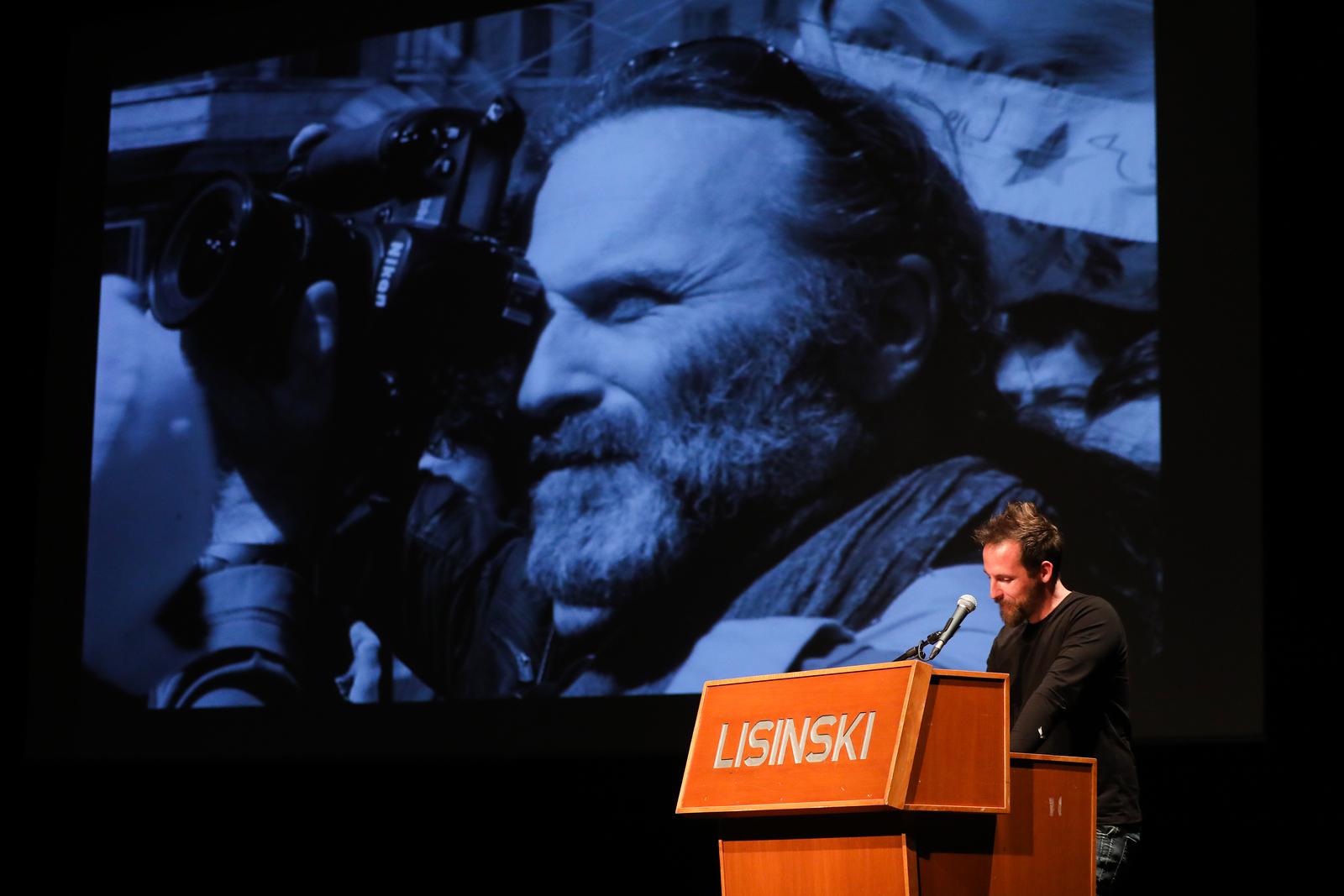 Zagreb: U Lisinskom je održana komemoracija za fotoreportera Srđana Vrančića Vrane Zagreb: U Lisinskom je održana komemoracija za fotoreportera Srđana Vrančića Vrane