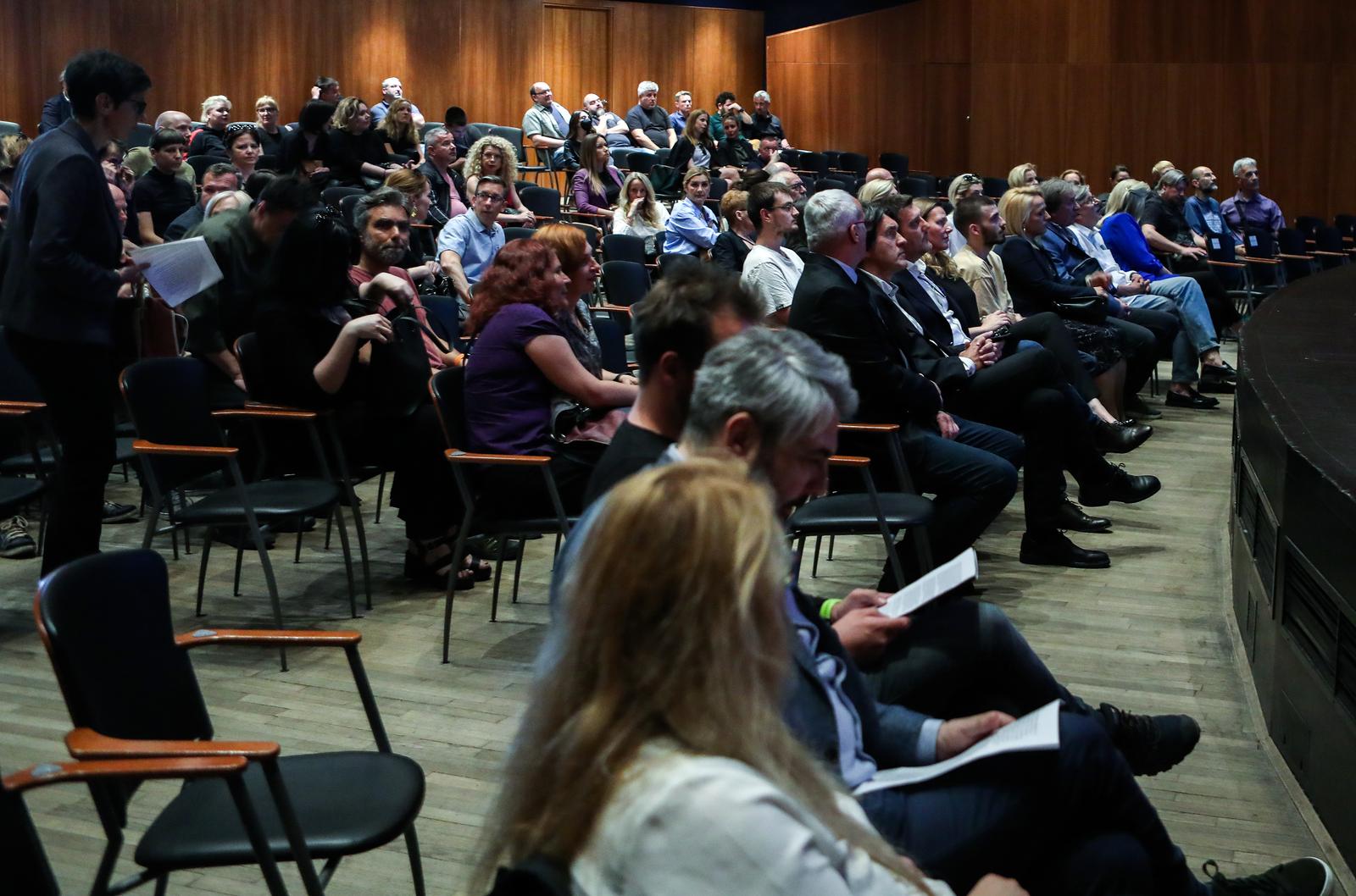 Zagreb: U Lisinskom je održana komemoracija za fotoreportera Srđana Vrančića Vrane Zagreb: U Lisinskom je održana komemoracija za fotoreportera Srđana Vrančića Vrane