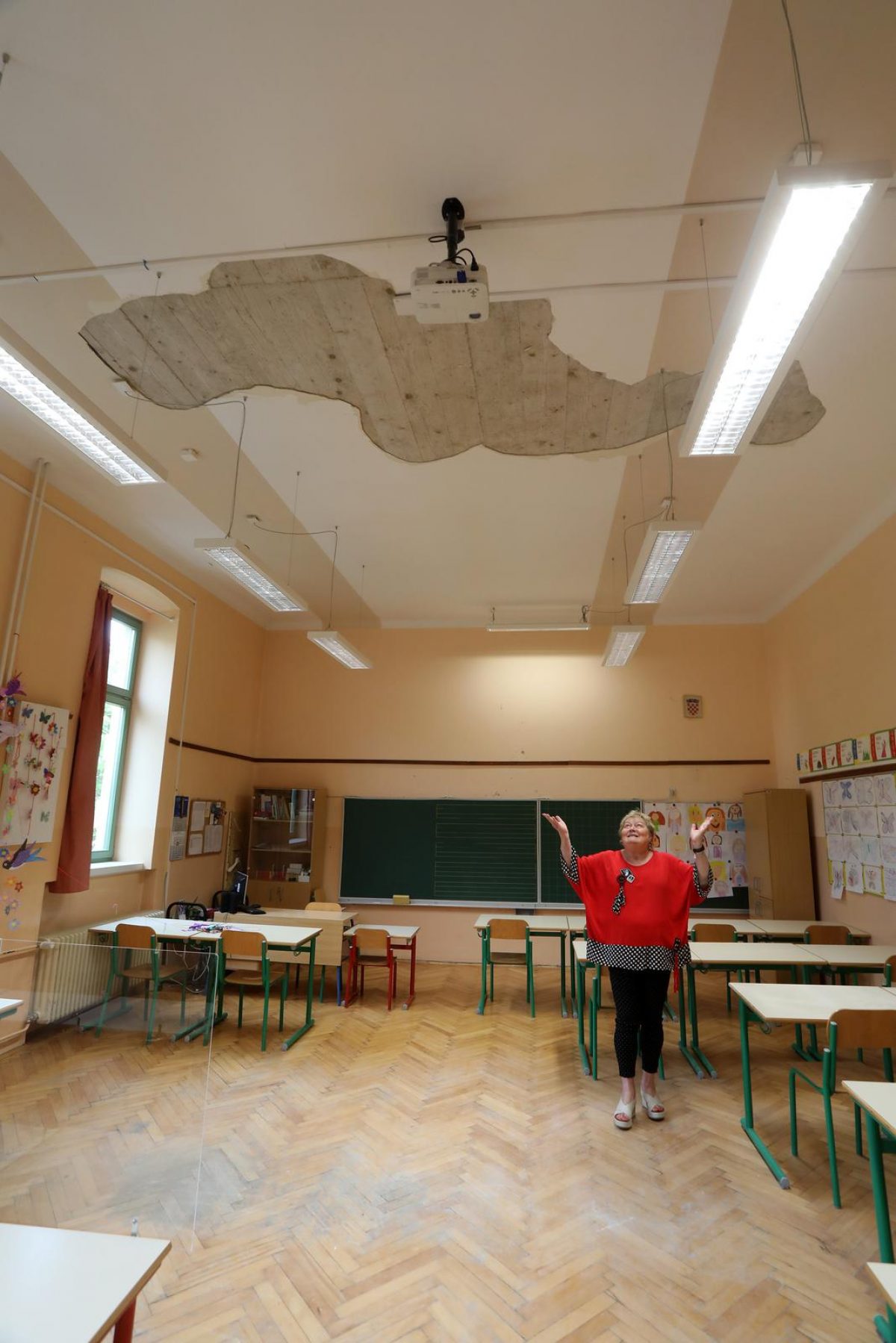 Rijeka: U osnovnoj školi Gelsi stropna žbuka pala na učenicu trećeg razreda