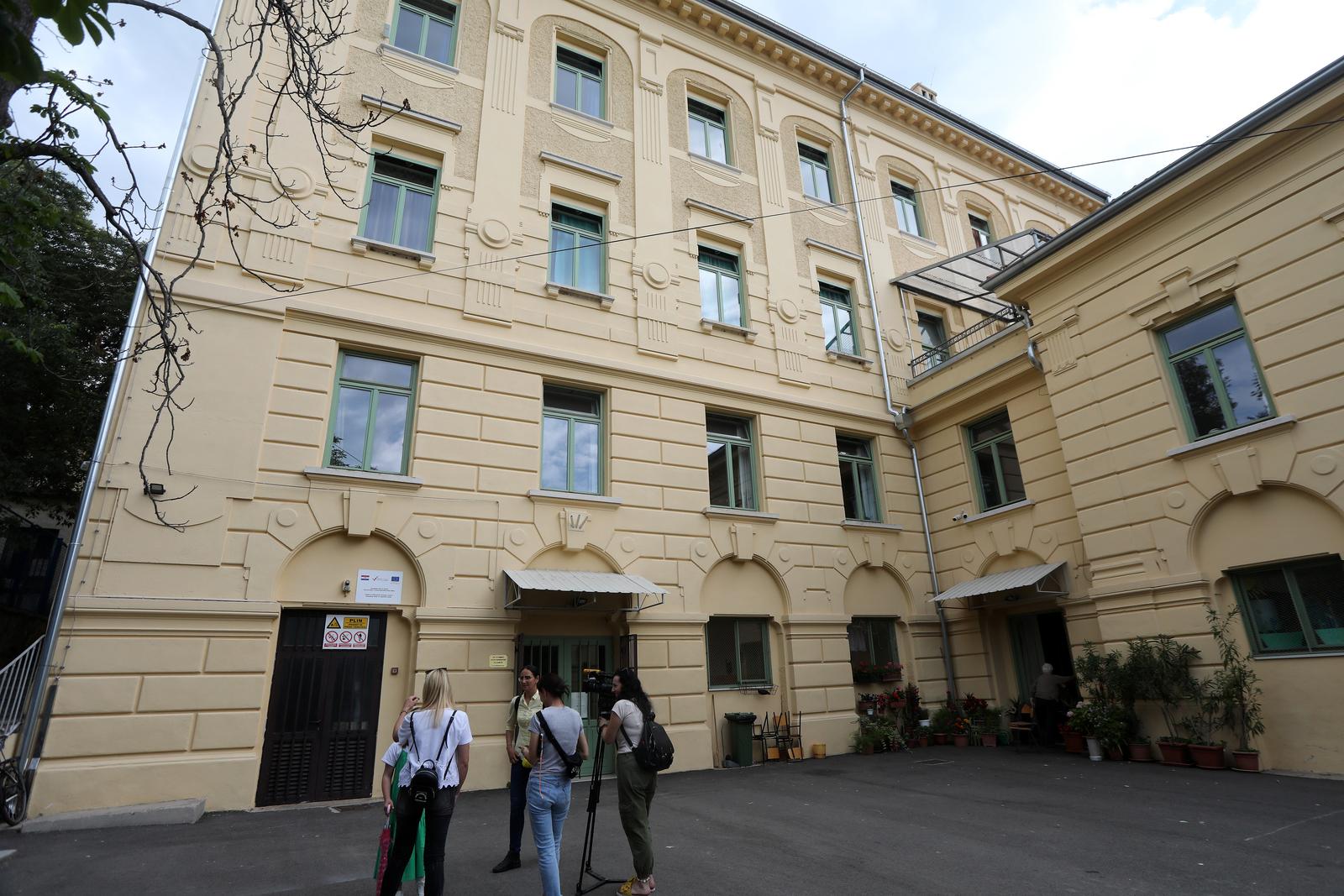 Rijeka: U osnovnoj školi Gelsi stropna žbuka pala na učenicu trećeg razreda Rijeka: U osnovnoj školi Gelsi stropna žbuka pala na učenicu trećeg razreda