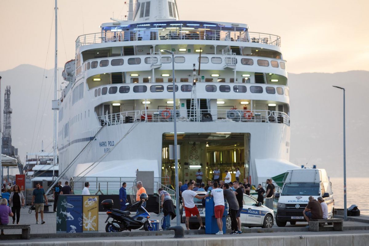 Baklje i dimne bombe u centru Rijeke: Armada krenula brodom na finale Kupa u Split