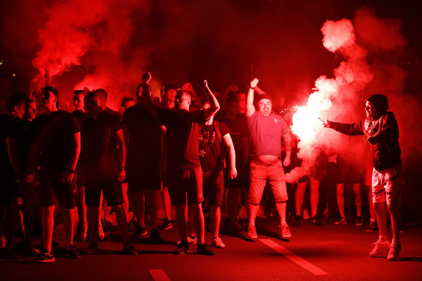 Baklje i dimne bombe u centru Rijeke: Armada krenula brodom na finale Kupa u Split