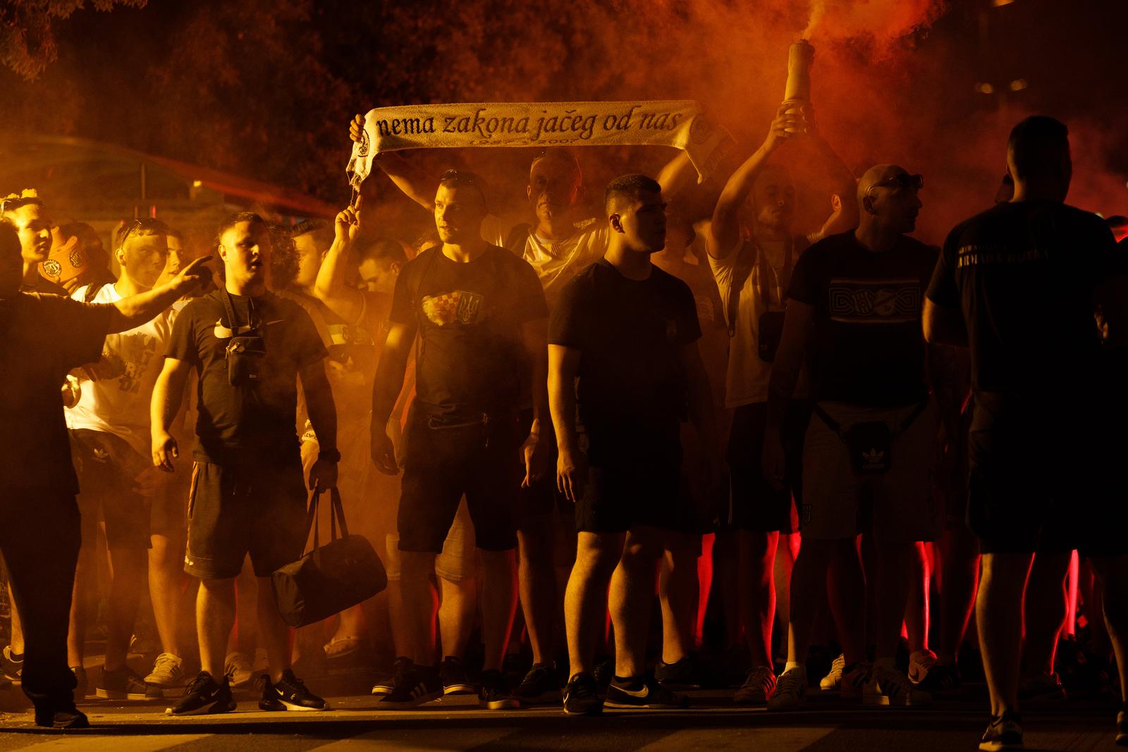 Baklje i dimne bombe u centru Rijeke: Armada krenula brodom na finale Kupa u Split