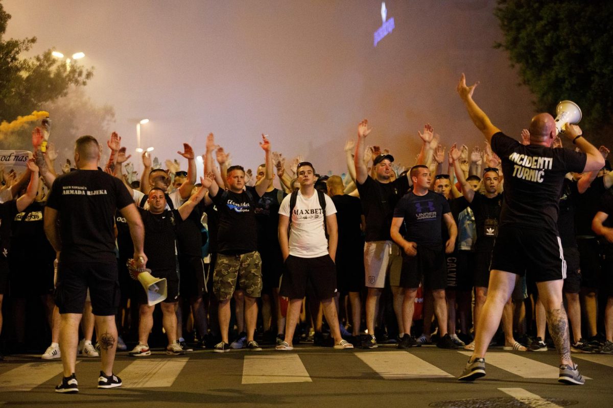 Baklje i dimne bombe u centru Rijeke: Armada krenula brodom na finale Kupa u Split