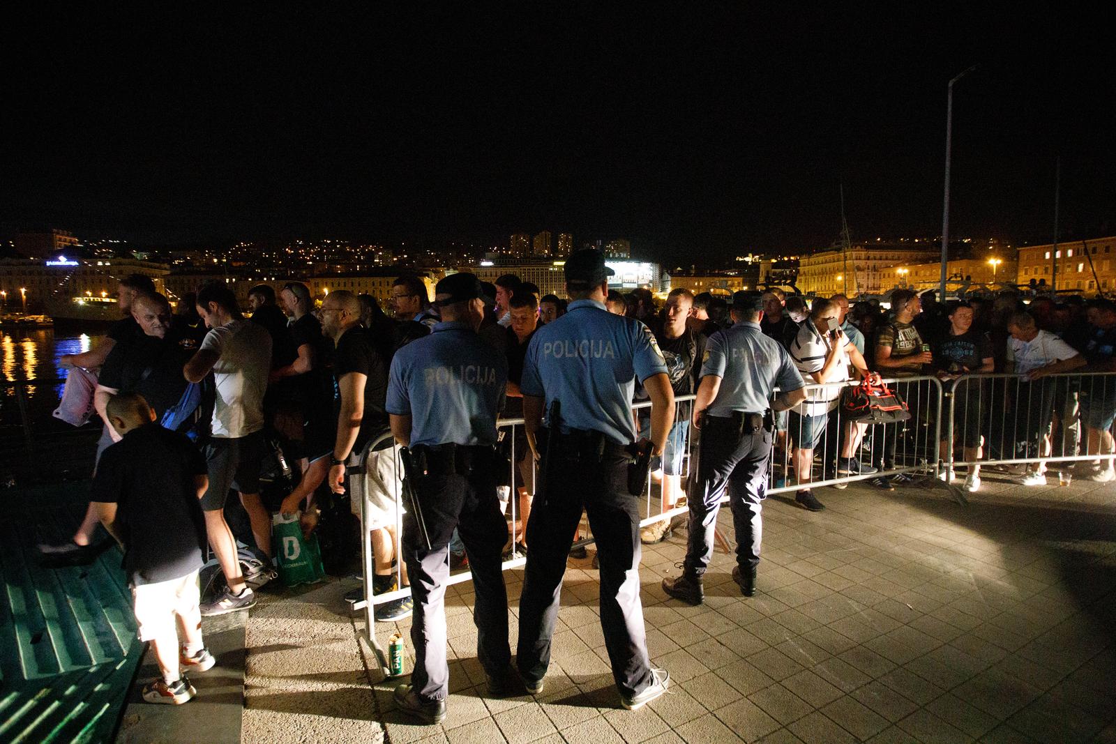 Baklje i dimne bombe u centru Rijeke: Armada krenula brodom na finale Kupa u Split