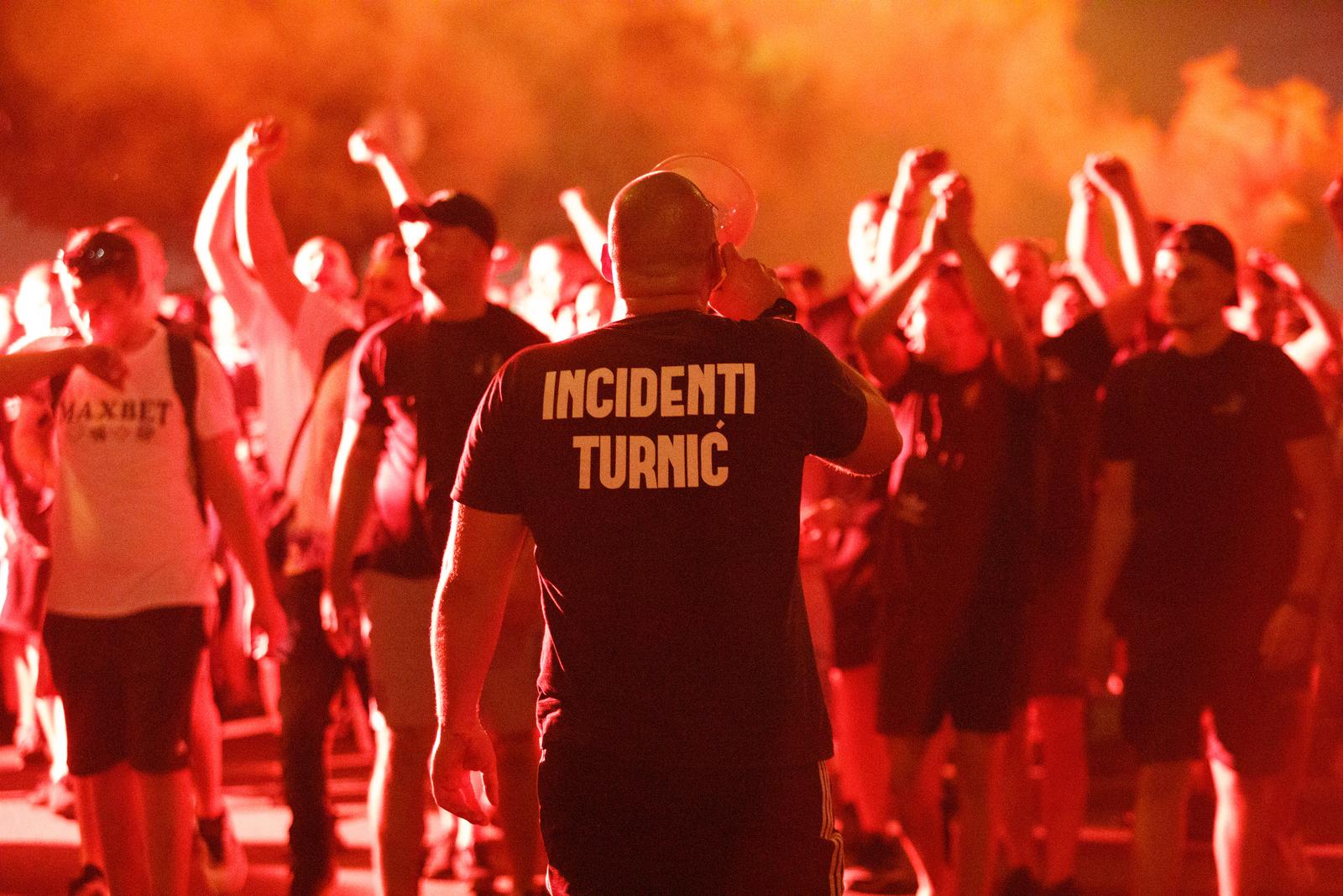 Baklje i dimne bombe u centru Rijeke: Armada krenula brodom na finale Kupa u Split