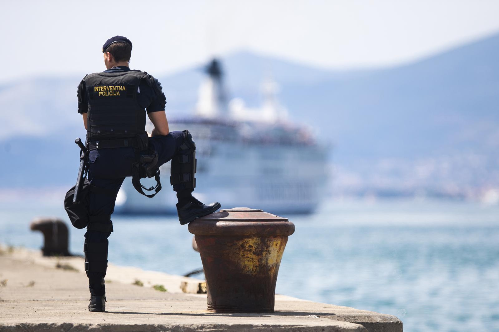 Dolazak navijača HNK Rijeka brodom u splitsku luku Dolazak navijača HNK Rijeka brodom u splitsku luku