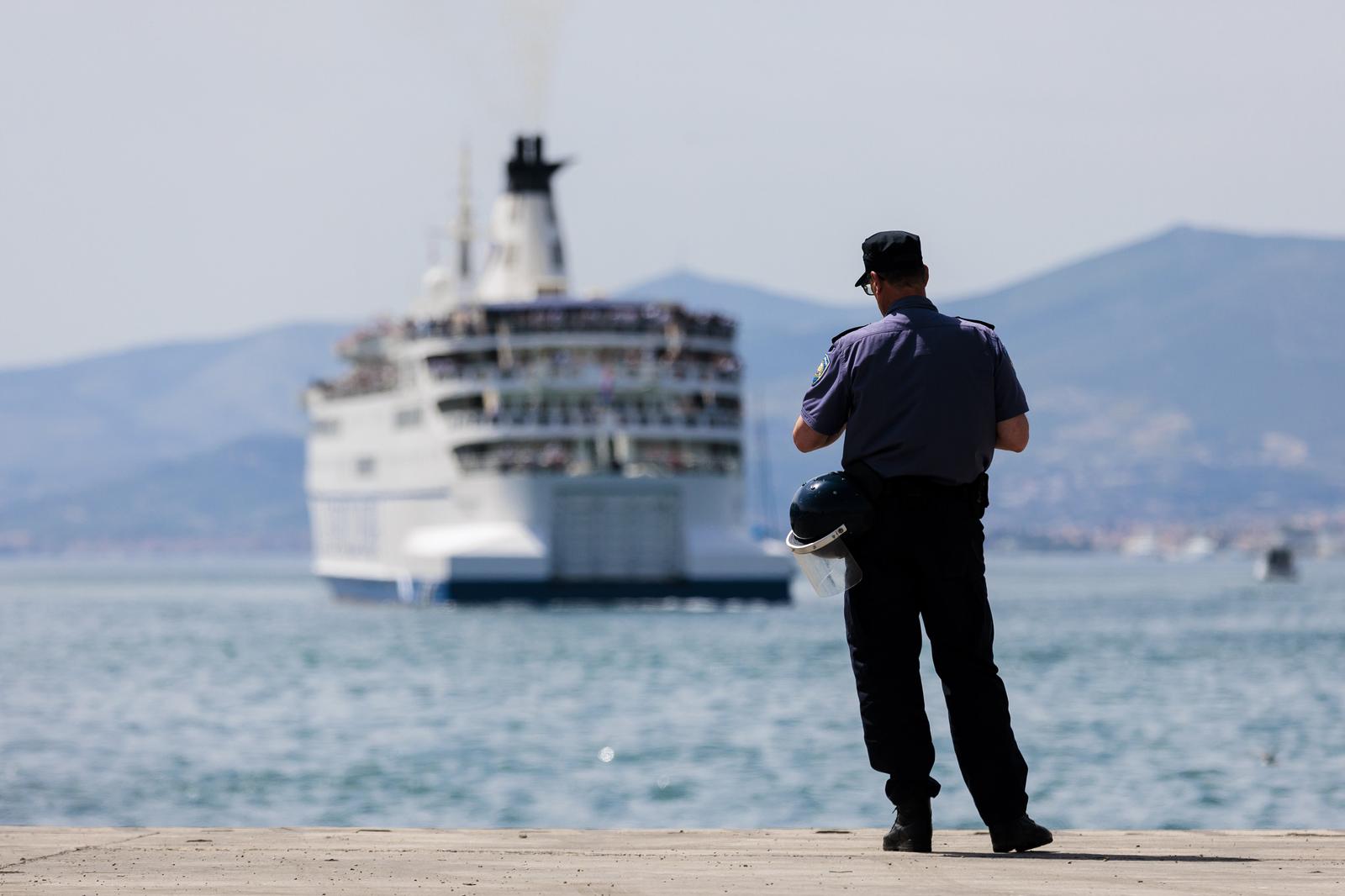 Dolazak navijača HNK Rijeka brodom u splitsku luku Dolazak navijača HNK Rijeka brodom u splitsku luku