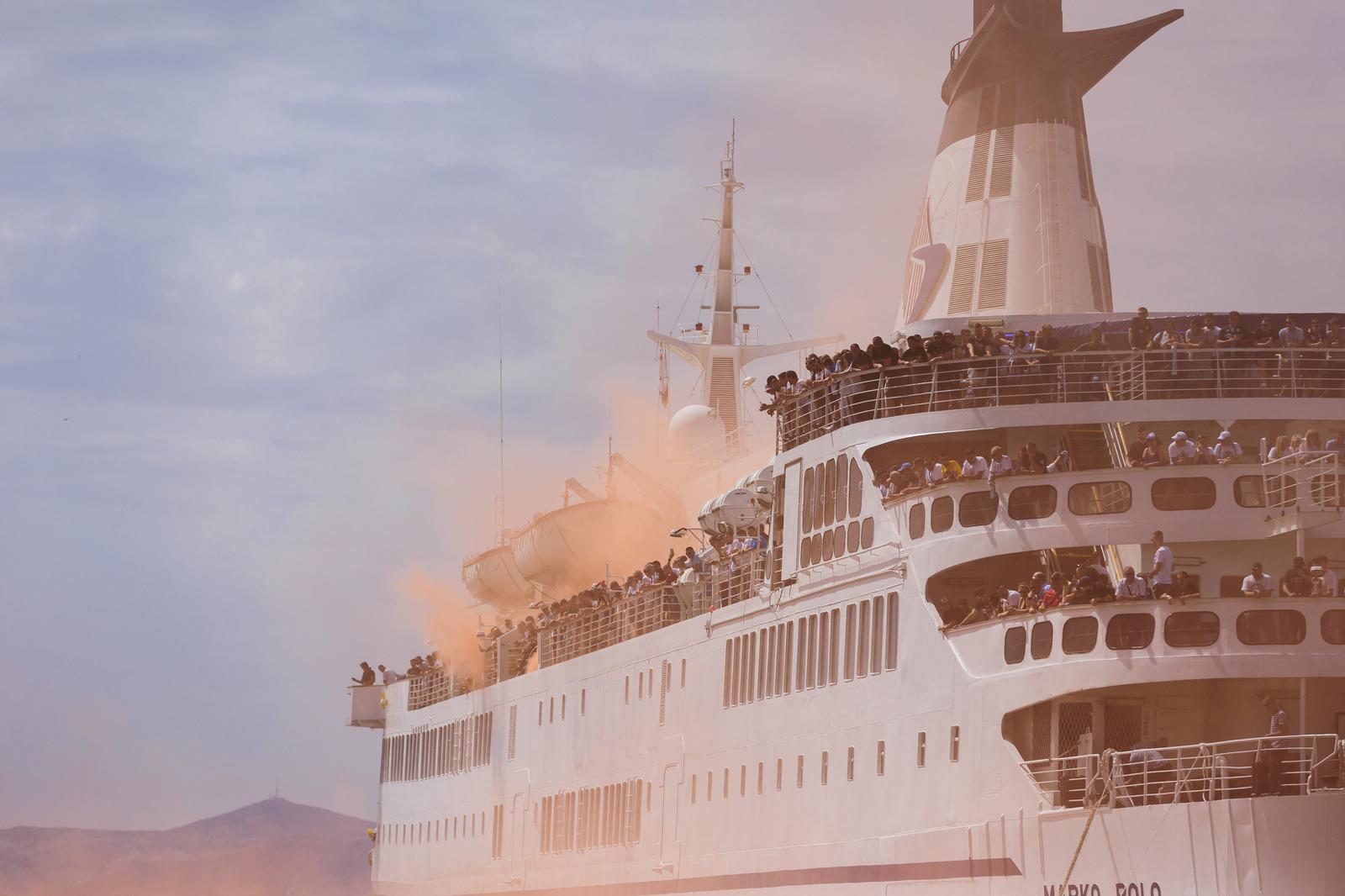 Dolazak navijača HNK Rijeka brodom u splitsku luku Dolazak navijača HNK Rijeka brodom u splitsku luku