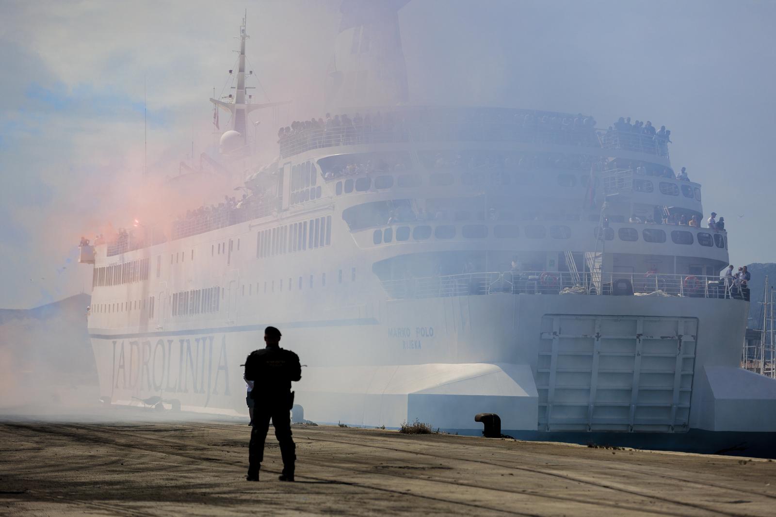 Dolazak navijača HNK Rijeka brodom u splitsku luku Dolazak navijača HNK Rijeka brodom u splitsku luku