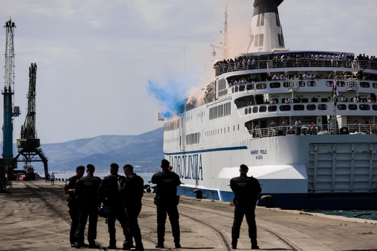 Dolazak navijača HNK Rijeka brodom u splitsku luku