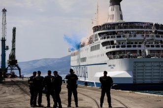 Dolazak navijača HNK Rijeka brodom u splitsku luku