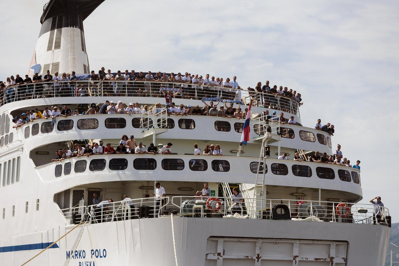 Dolazak navijača HNK Rijeka brodom u splitsku luku Dolazak navijača HNK Rijeka brodom u splitsku luku