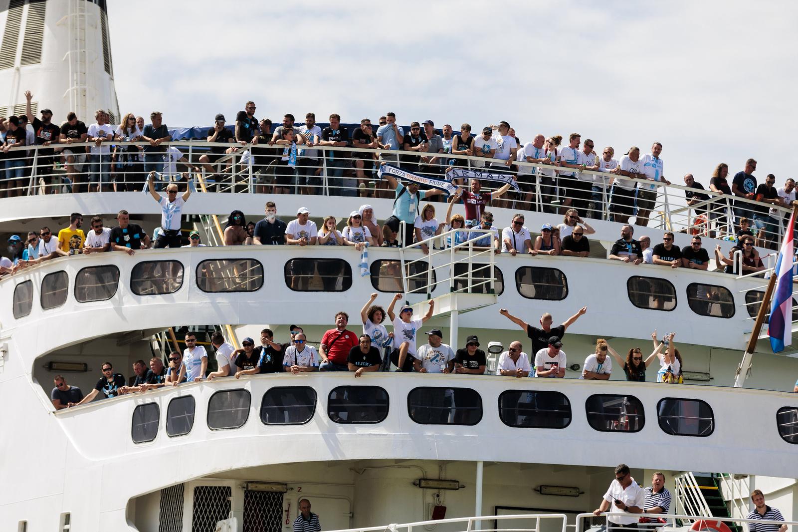 Dolazak navijača HNK Rijeka brodom u splitsku luku Dolazak navijača HNK Rijeka brodom u splitsku luku