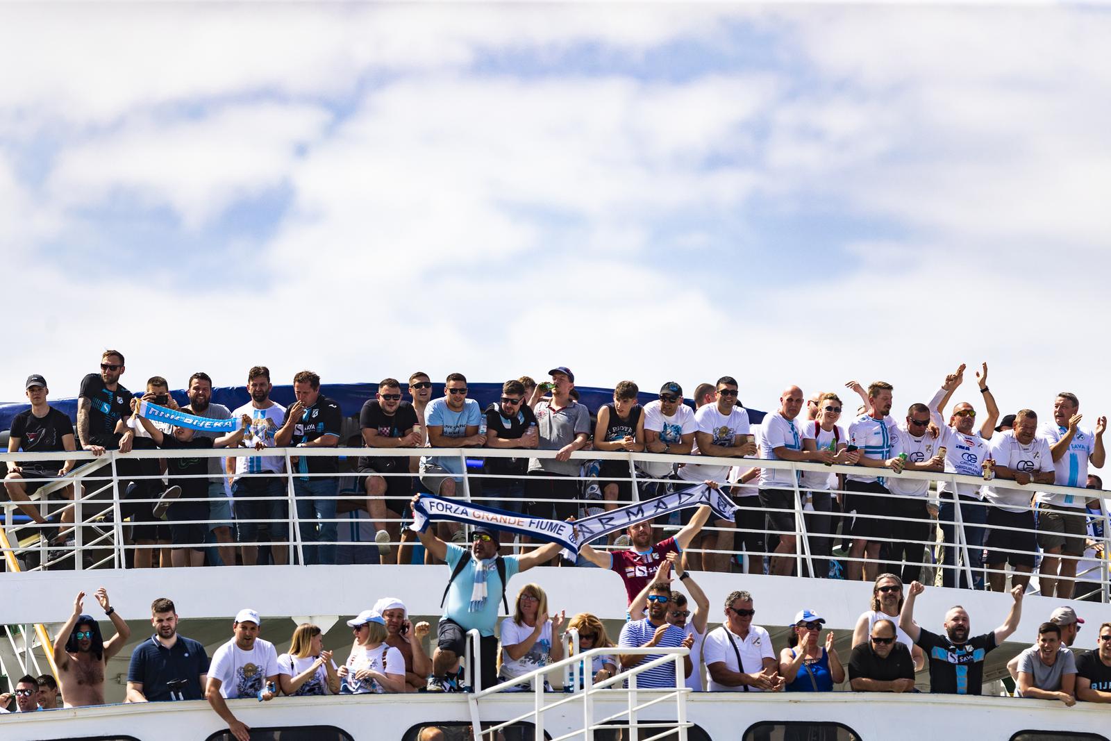 Dolazak navijača HNK Rijeka brodom u splitsku luku Dolazak navijača HNK Rijeka brodom u splitsku luku