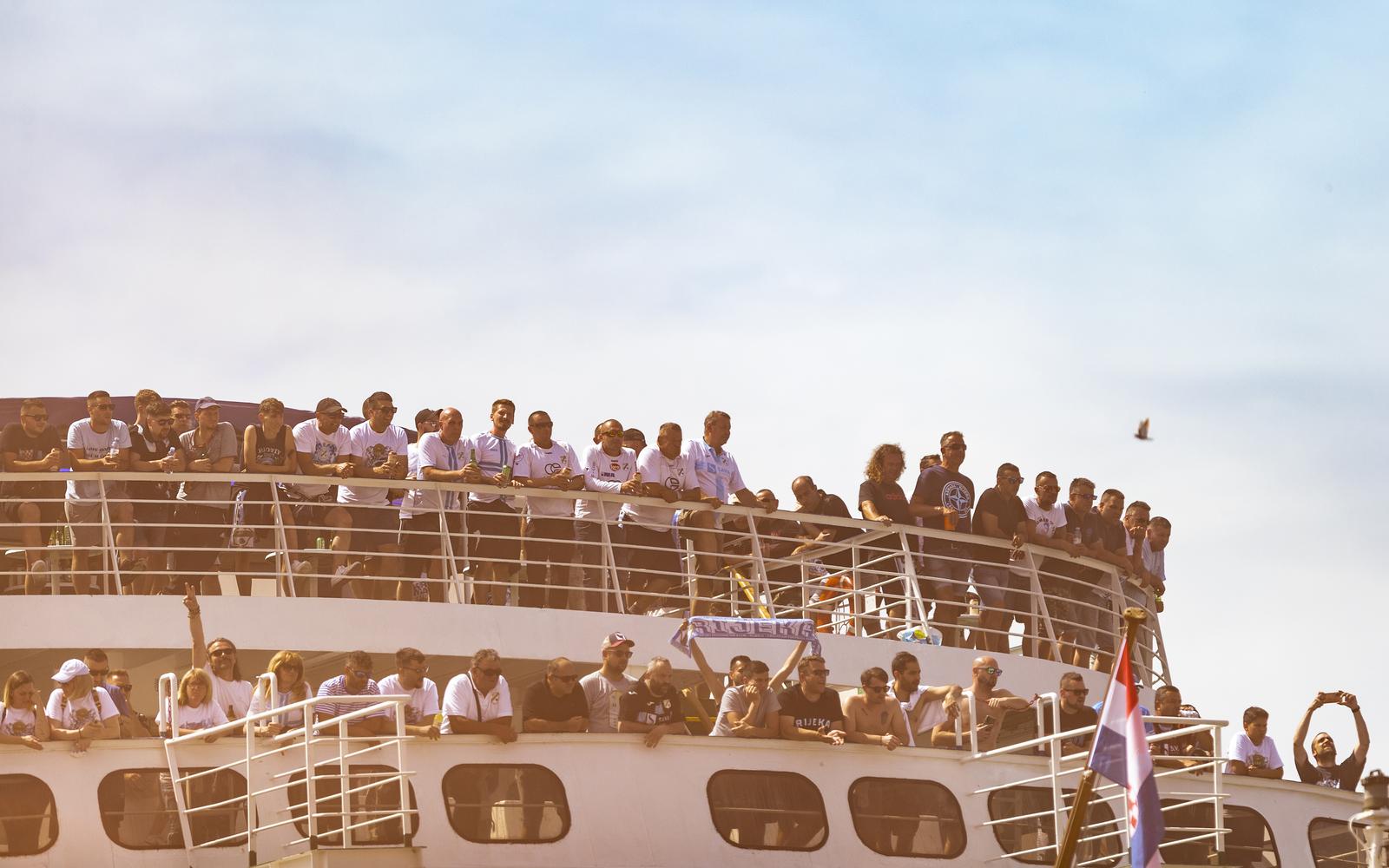 Dolazak navijača HNK Rijeka brodom u splitsku luku Dolazak navijača HNK Rijeka brodom u splitsku luku