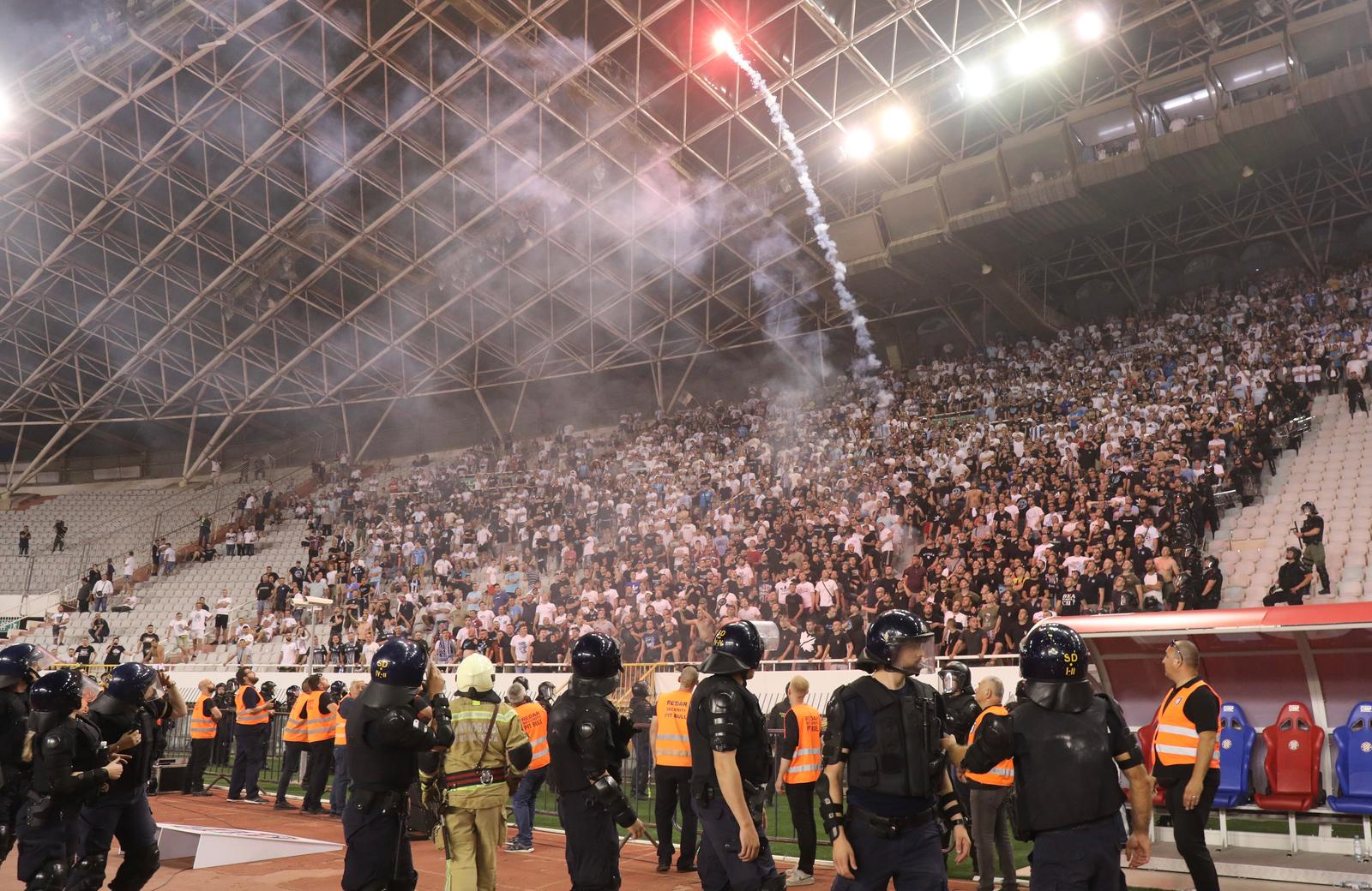 Split: Armada bacala baklje na svečanu ložu. Jedna je uletjela među uzvanike