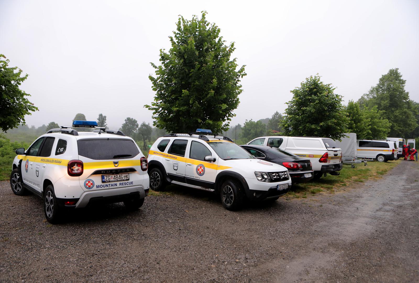 Pripadnici HGSS-a nedaleko Slunja organiziraju potragu za nestalom Cessnom Pripadnici HGSS-a nedaleko Slunja organiziraju potragu za nestalom Cessnom