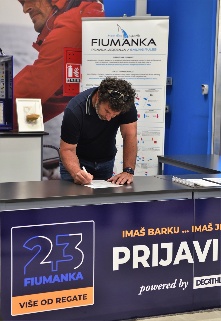 Zeljko Perovic-popunjava prijavu za regatu Zeljko Perovic-popunjava prijavu za regatu