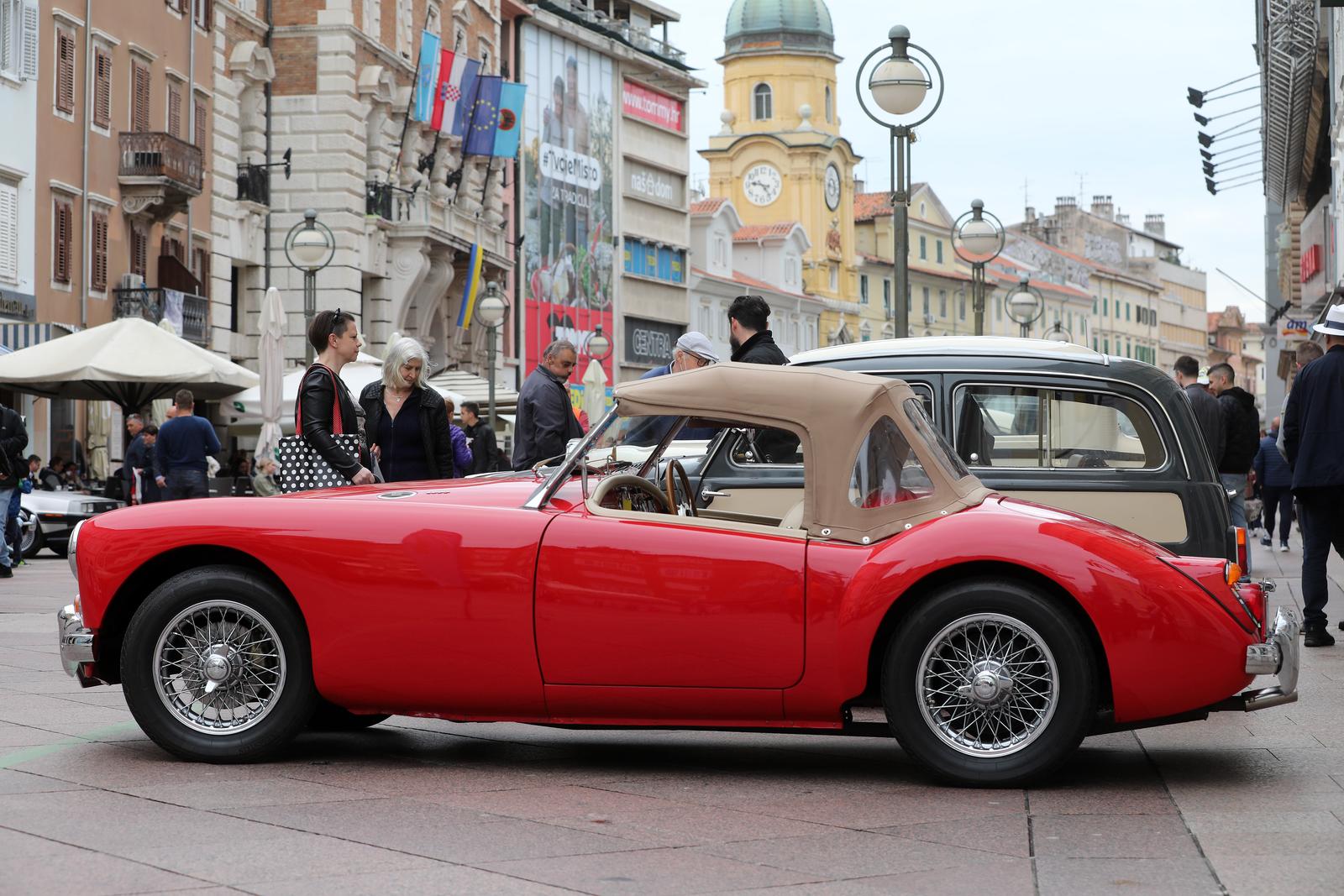 26. međunarodni susret Oldtimer Auto Rally Rijeka 2022. startao je ne Korzu