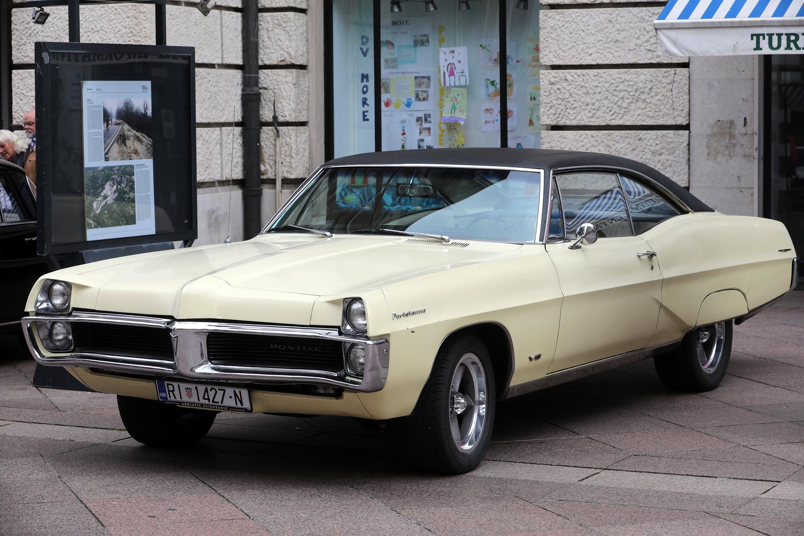 26. međunarodni susret Oldtimer Auto Rally Rijeka 2022. startao je ne Korzu