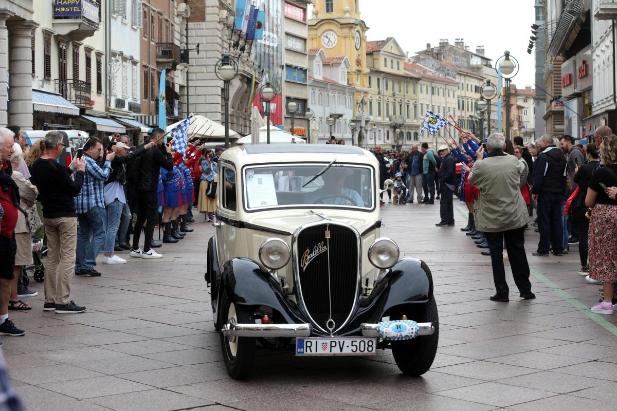 26. međunarodni susret Oldtimer Auto Rally Rijeka 2022. startao je ne Korzu