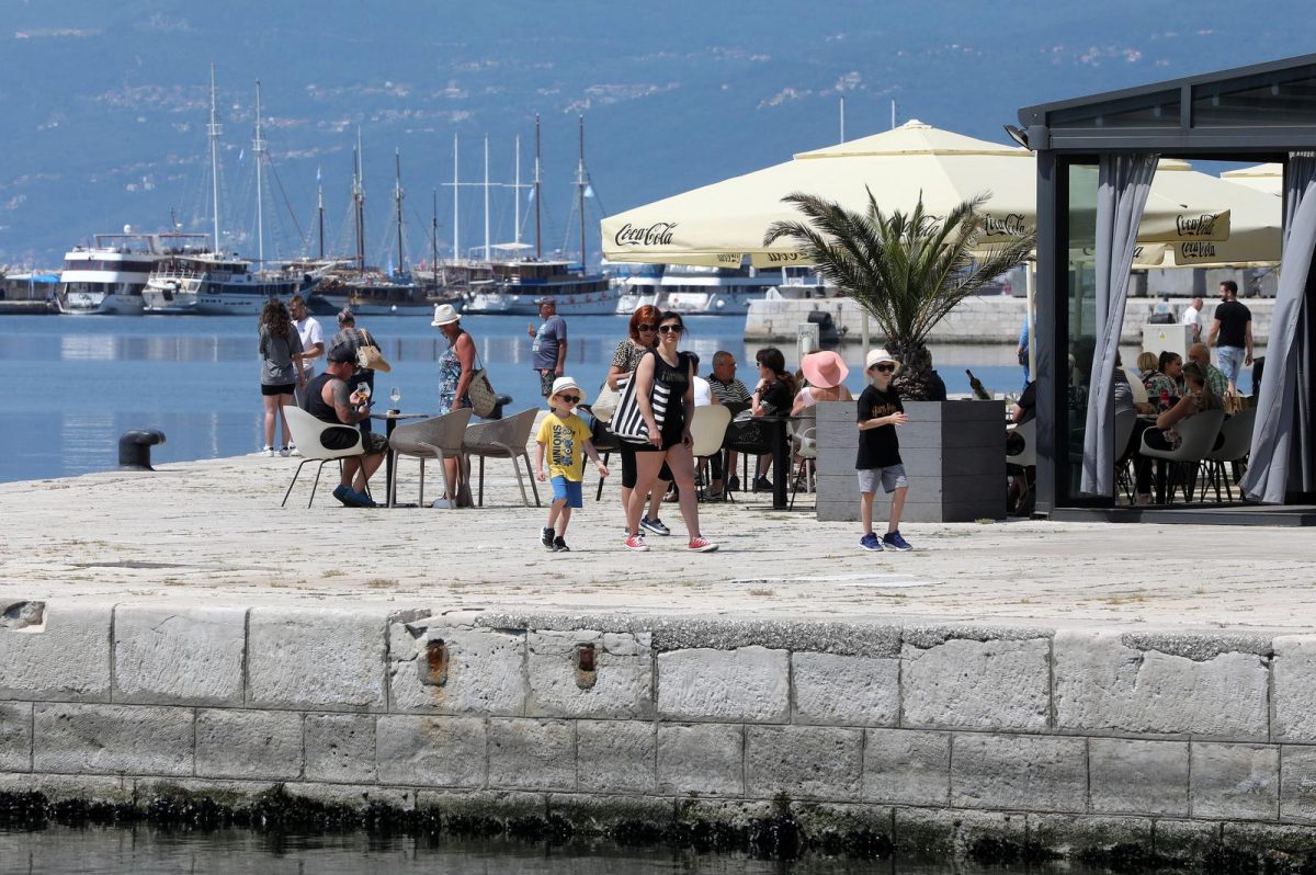 Riječani i turisti uživaju u suncu na terasama kafića i šetnji Korzom