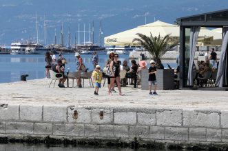 Riječani i turisti uživaju u suncu na terasama kafića i šetnji Korzom