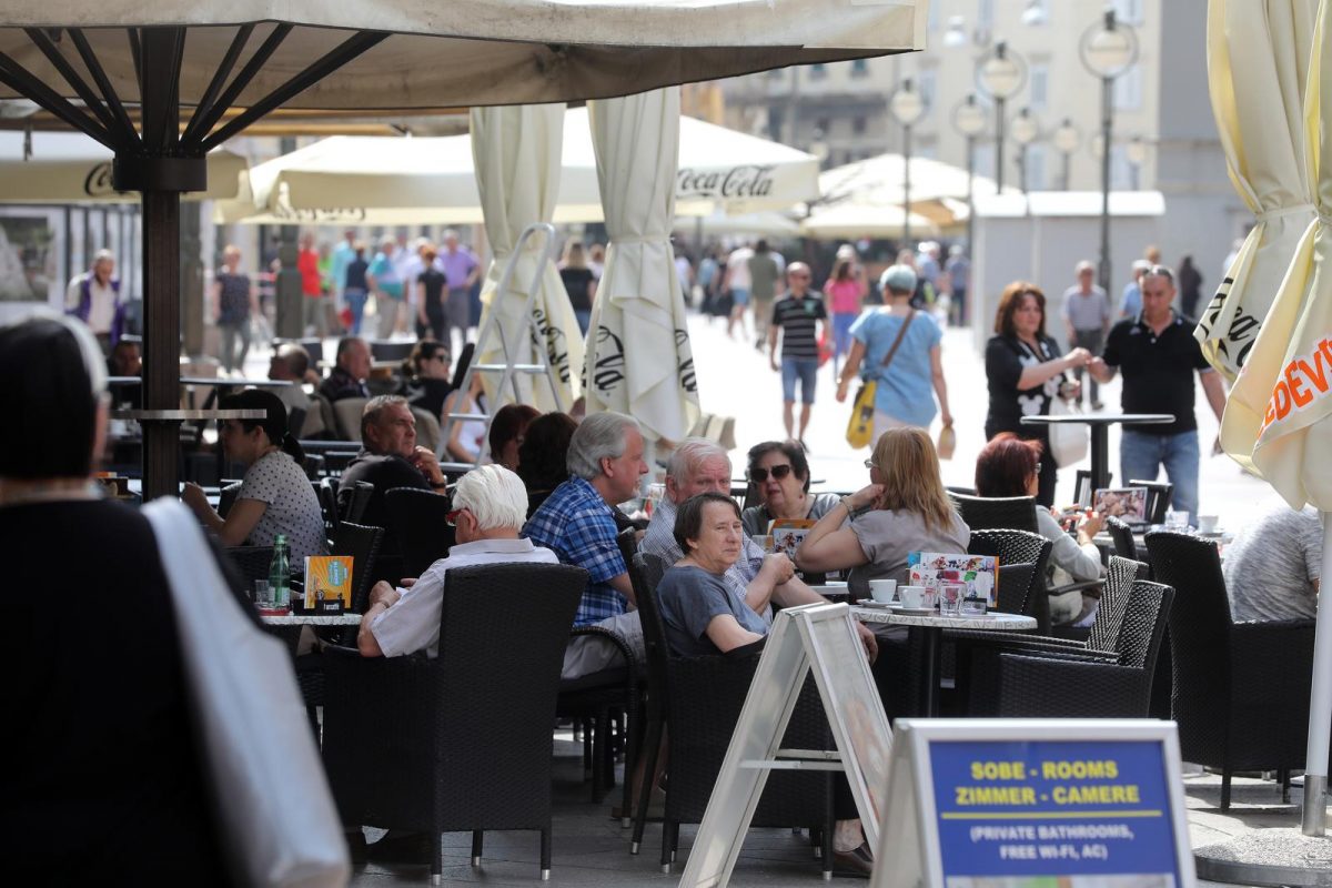 Riječani i turisti uživaju u suncu na terasama kafića i šetnji Korzom