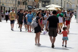 Riječani i turisti uživaju u suncu na terasama kafića i šetnji Korzom