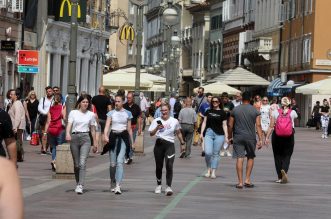 Riječani i turisti uživaju u suncu na terasama kafića i šetnji Korzom