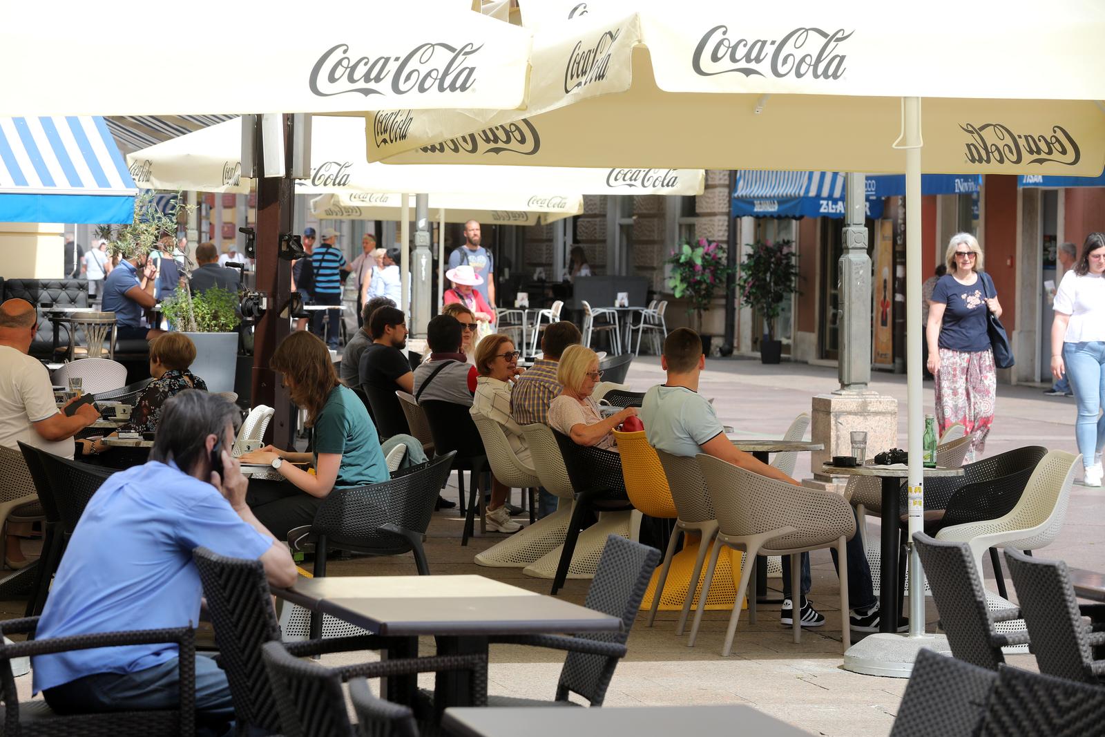 Riječani i turisti uživaju u suncu na terasama kafića i šetnji Korzom Riječani i turisti uživaju u suncu na terasama kafića i šetnji Korzom