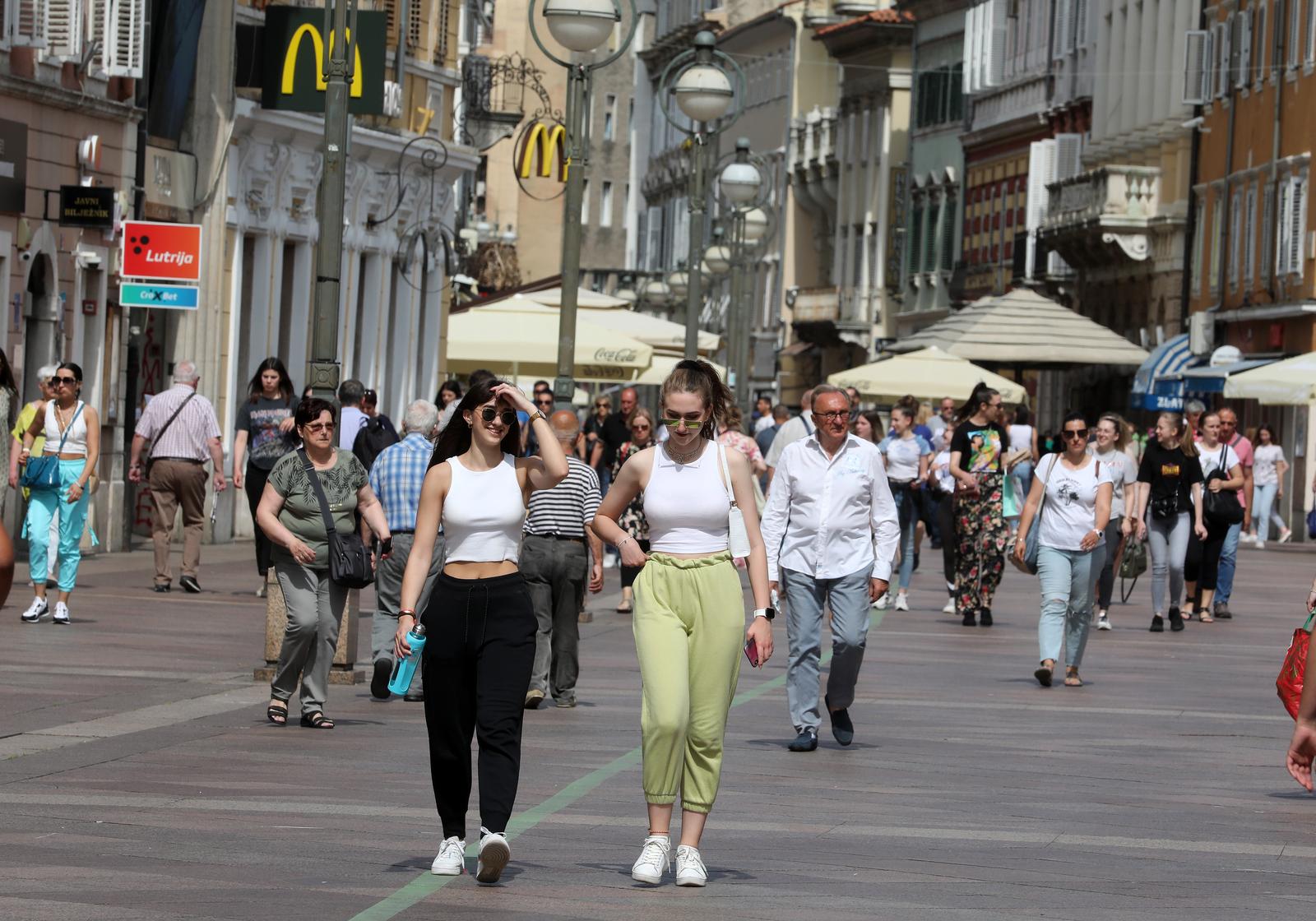 Riječani i turisti uživaju u suncu na terasama kafića i šetnji Korzom Riječani i turisti uživaju u suncu na terasama kafića i šetnji Korzom