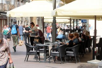 Riječani i turisti uživaju u suncu na terasama kafića i šetnji Korzom