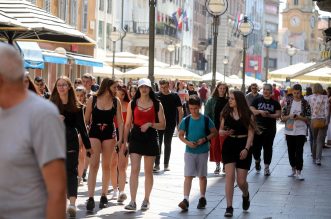 Riječani i turisti uživaju u suncu na terasama kafića i šetnji Korzom