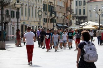 Riječani i turisti uživaju u suncu na terasama kafića i šetnji Korzom