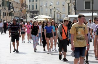 Riječani i turisti uživaju u suncu na terasama kafića i šetnji Korzom