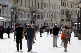 Riječani i turisti uživaju u suncu na terasama kafića i šetnji Korzom