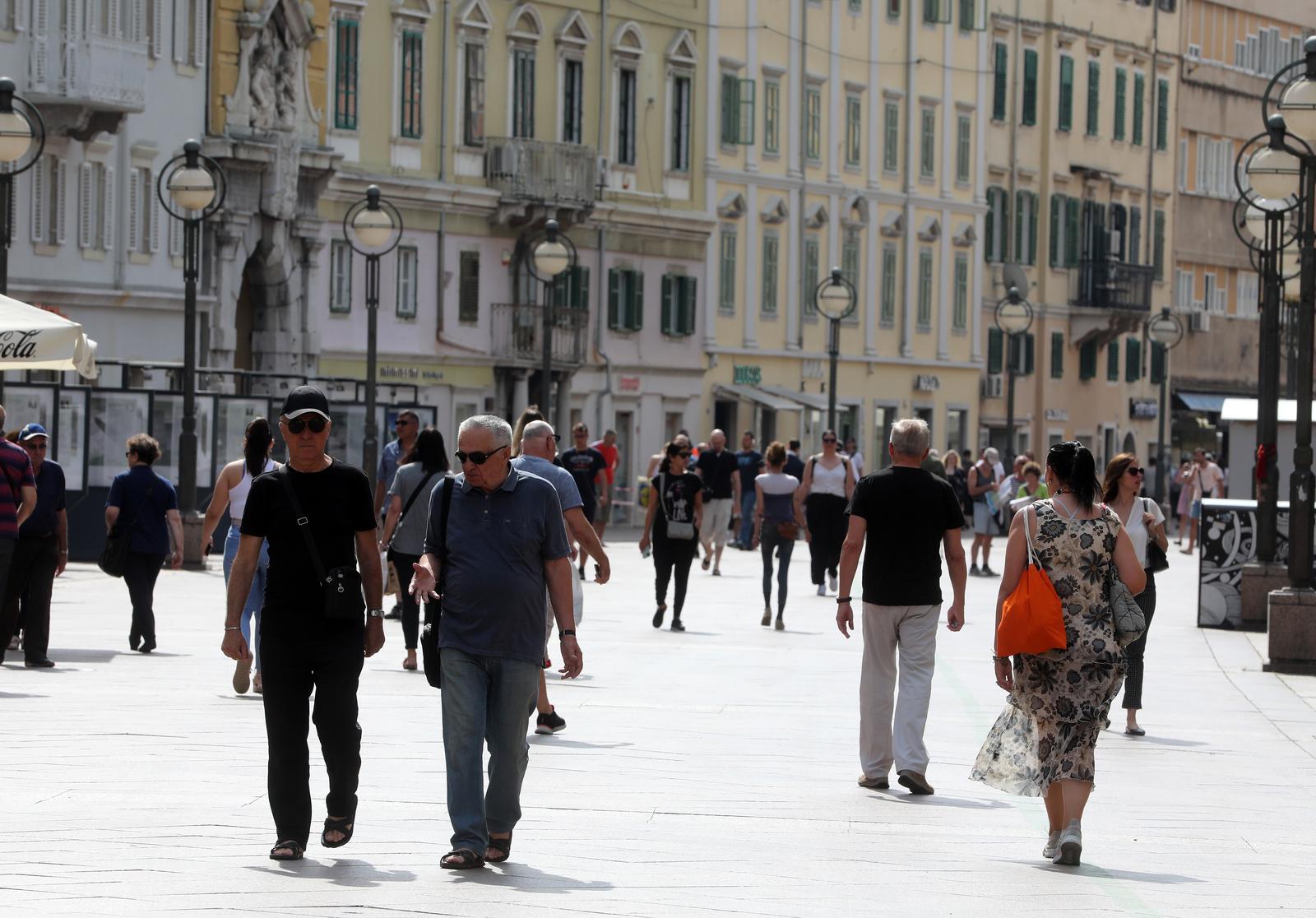 Riječani i turisti uživaju u suncu na terasama kafića i šetnji Korzom Riječani i turisti uživaju u suncu na terasama kafića i šetnji Korzom