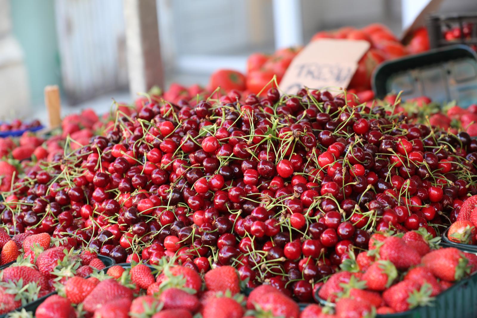 Rijeka: Prve ovogodišnje trešnje na tržnici prodaju se po 36 kuna za kilogram Rijeka: Prve ovogodišnje trešnje na tržnici prodaju se po 36 kuna za kilogram