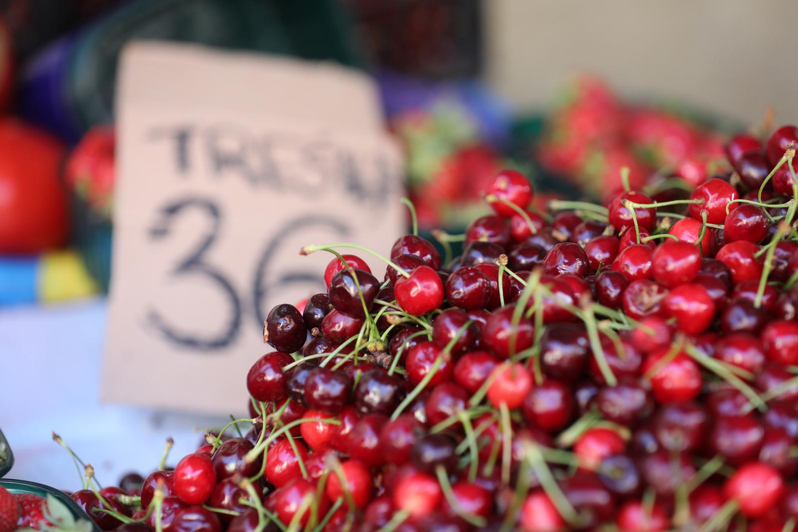Rijeka: Prve ovogodišnje trešnje na tržnici prodaju se po 36 kuna za kilogram Rijeka: Prve ovogodišnje trešnje na tržnici prodaju se po 36 kuna za kilogram