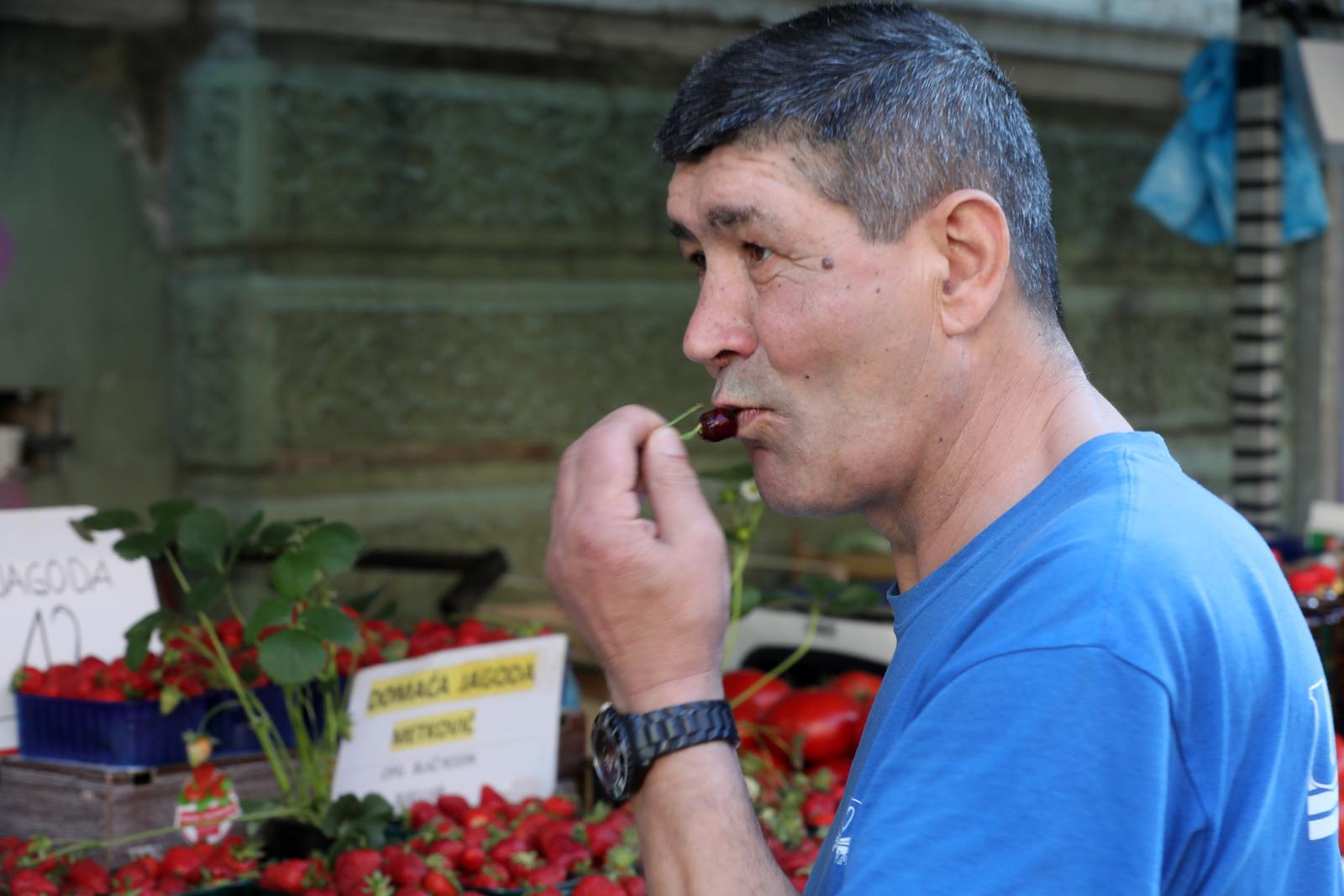 Rijeka: Prve ovogodišnje trešnje na tržnici prodaju se po 36 kuna za kilogram Rijeka: Prve ovogodišnje trešnje na tržnici prodaju se po 36 kuna za kilogram