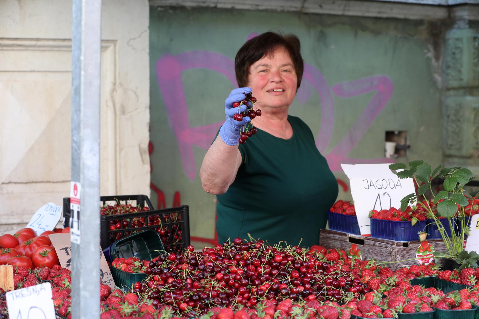 Rijeka: Prve ovogodišnje trešnje na tržnici prodaju se po 36 kuna za kilogram Rijeka: Prve ovogodišnje trešnje na tržnici prodaju se po 36 kuna za kilogram