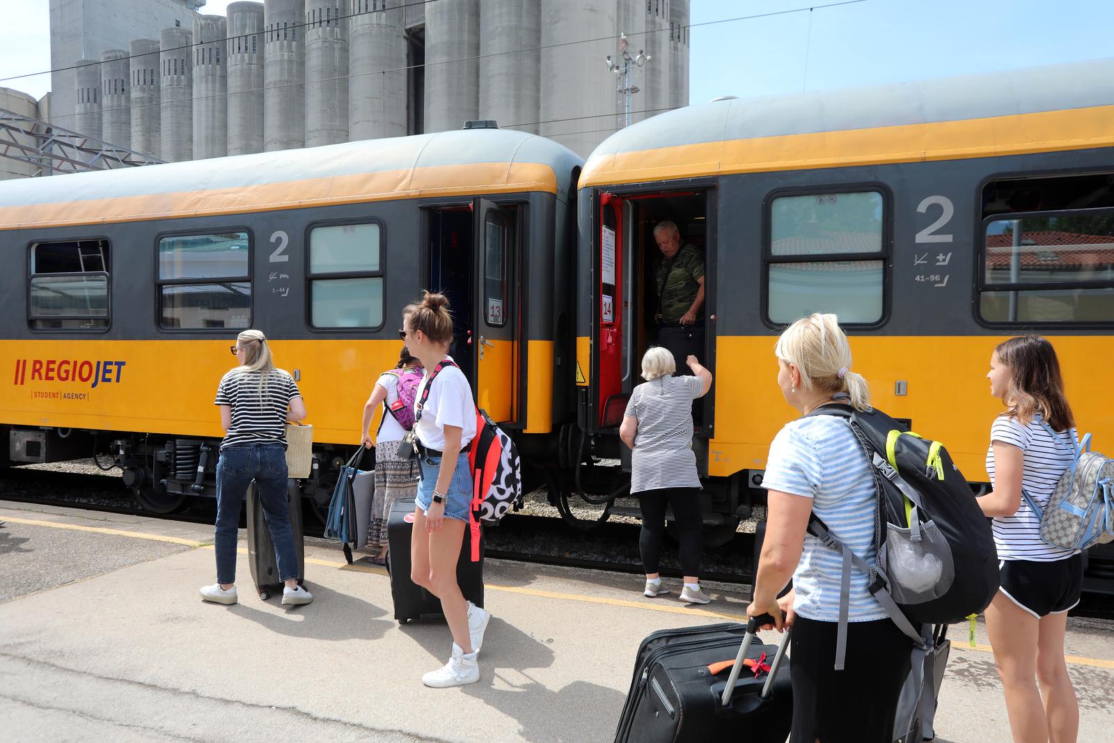 Regiojetov vlak sa turistima iz Češke stigao na riječki kolodvor