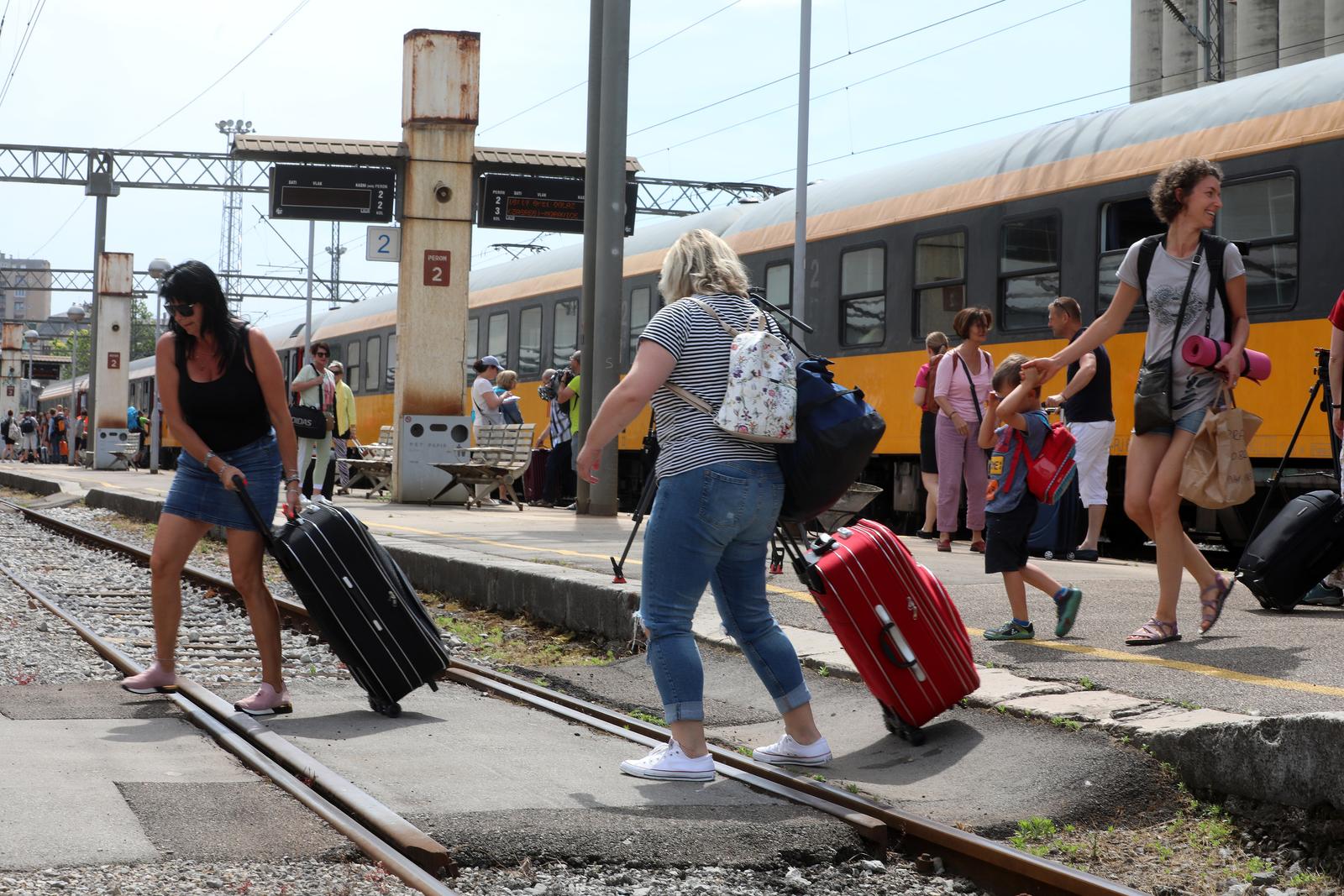 Regiojetov vlak sa turistima iz Češke stigao na riječki kolodvor