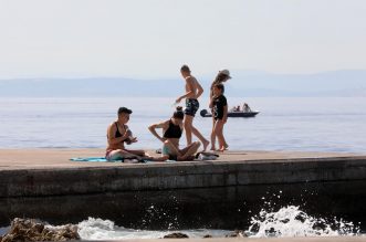 Rijeka: Kupači na gradskoj plaži Grčevo na Pećinama