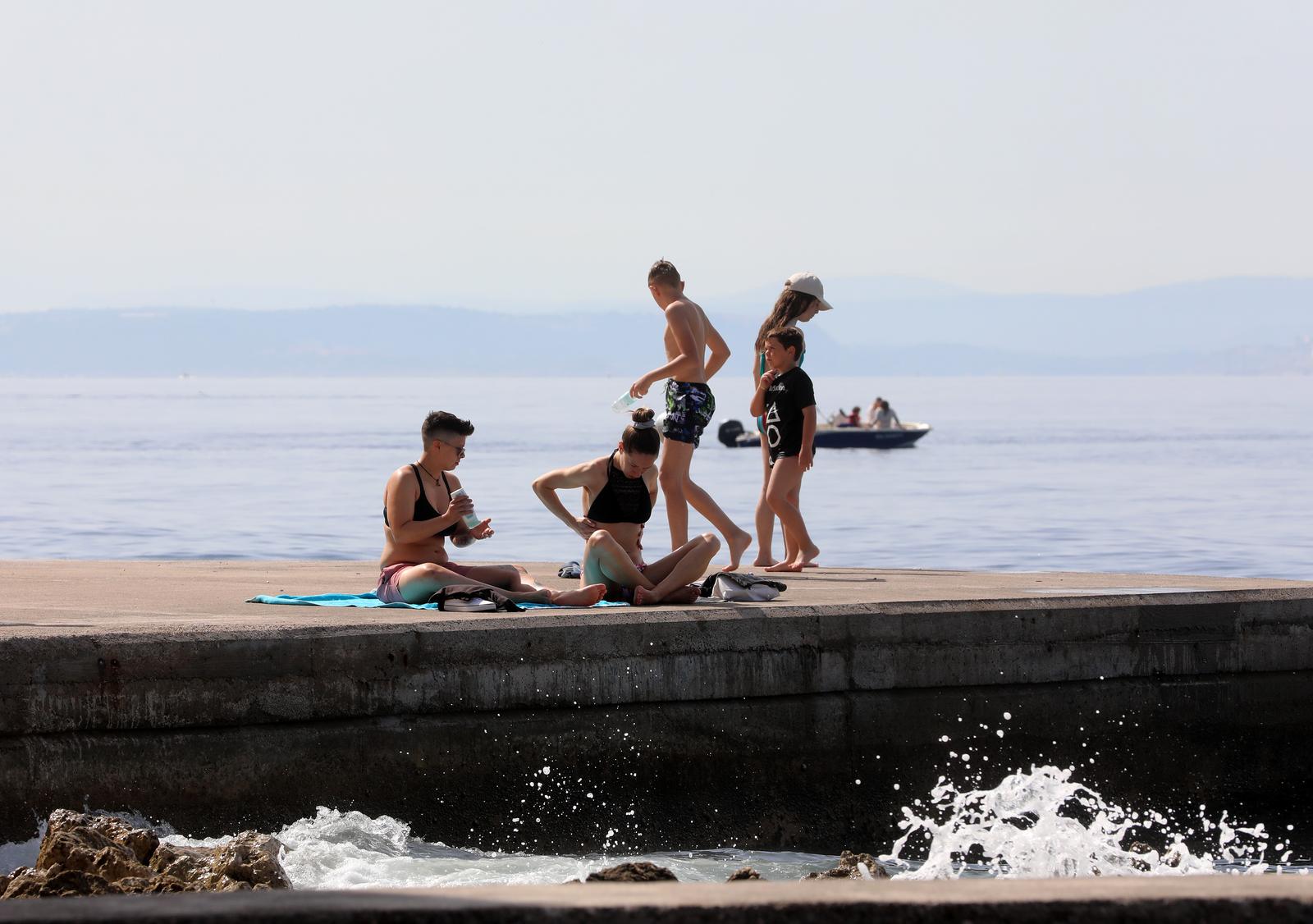 Rijeka: Kupači na gradskoj plaži Grčevo na Pećinama