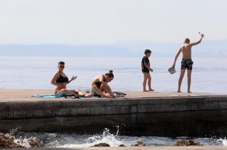 Rijeka: Kupači na gradskoj plaži Grčevo na Pećinama
