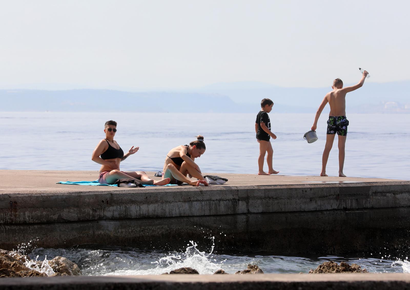 Rijeka: Kupači na gradskoj plaži Grčevo na Pećinama